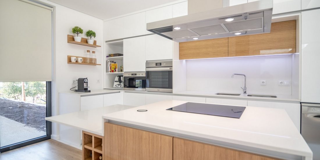 Ângela Pinheiro - Decoração de Interiores - Home Design - Decoração de Interiores - Cozinha em Branco e Carvalho