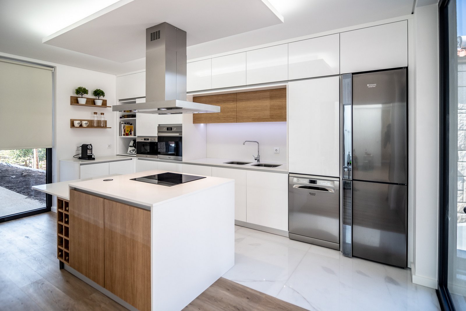 Ângela Pinheiro - Decoração de Interiores - Home Design - Decoração de Interiores - Cozinha em Branco e Carvalho