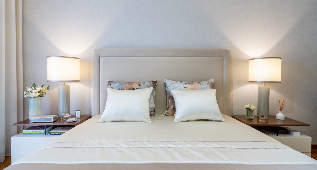 quarto de casal elegante e encantador por Ângela Pinheiro Home Design